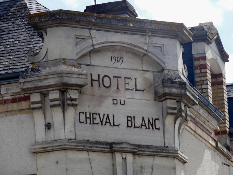 Le Cheval Blanc Hotel Jargeau Bagian luar foto